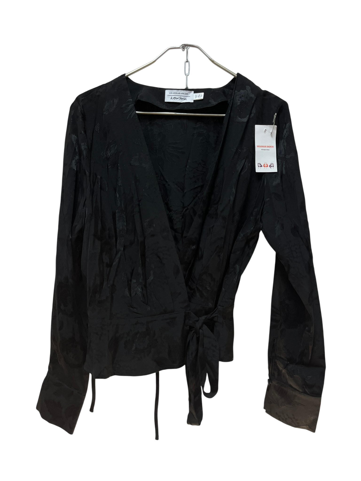 Cache coeur noire à motif floral