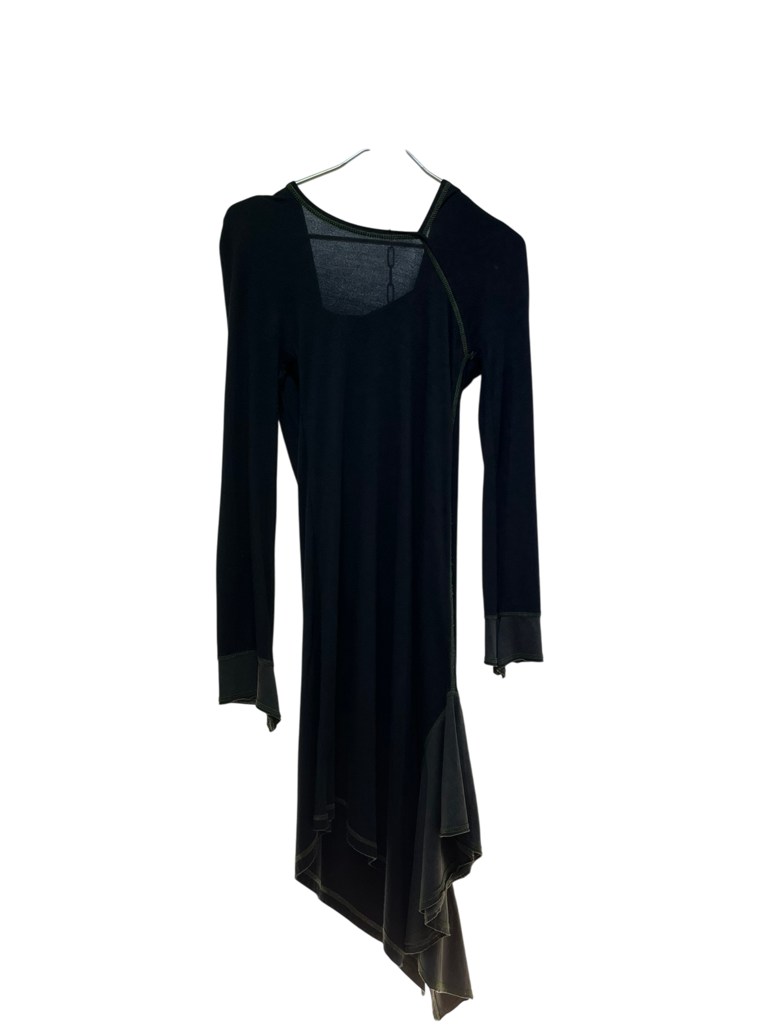 Robe noire avec décolleté drapé couture verte