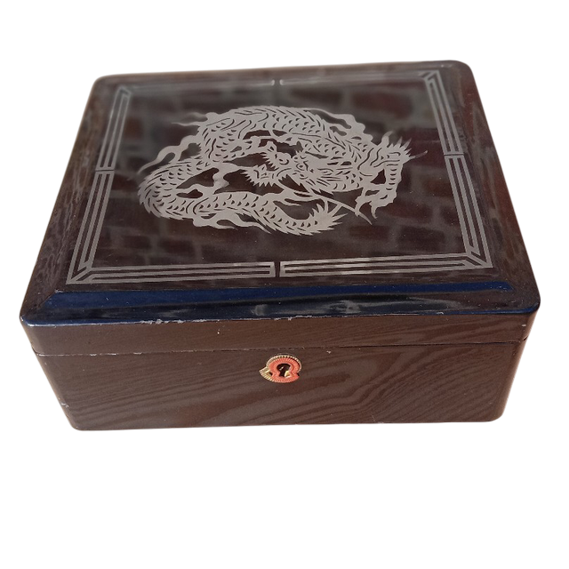Boîte en bois avec gravure de dragon