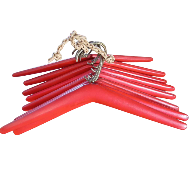 Ensemble de 9 cintres vintage en simili cuir rouge