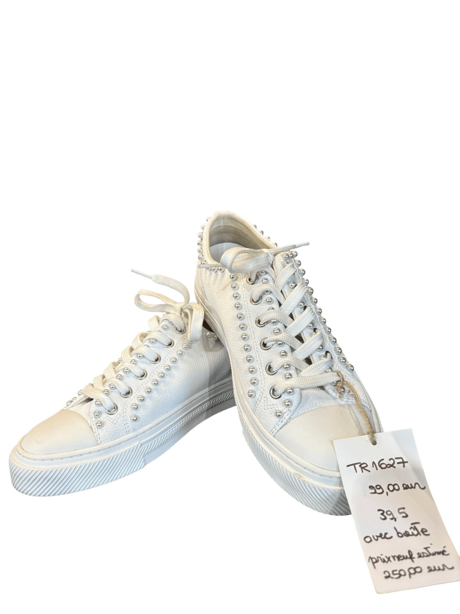 Sneakers blanches en cuir avec clous argentés